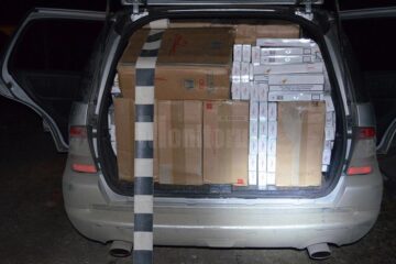 În mașina abandonată au fost găsite circa 16.000 de pachete cu țigări