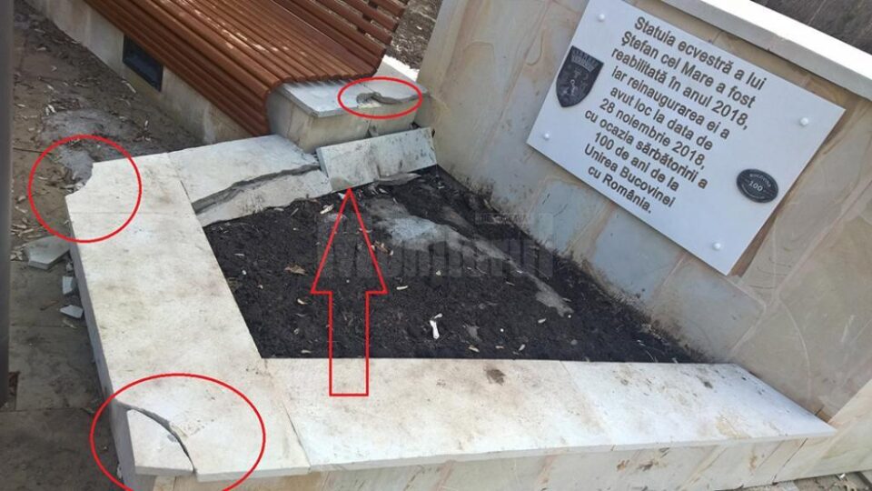 Dan Ioan Cușnir arată că soclul statuii lui Ștefan cel Mare este deja ciobit