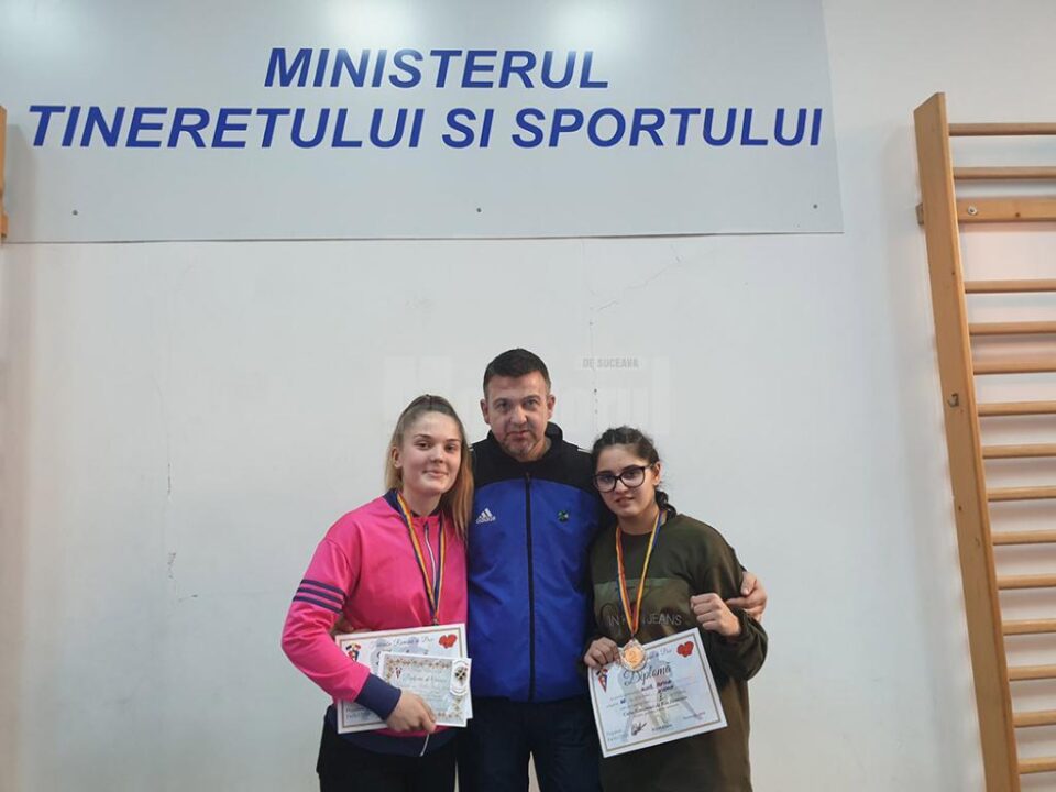 Andu Vornicu, încadrat de sportivele Maria Polonic și Romina Iosub