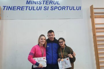 Andu Vornicu, încadrat de sportivele Maria Polonic și Romina Iosub