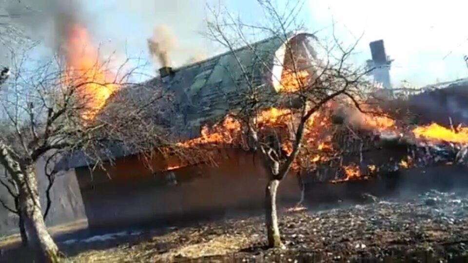 Gospodărie mistuită de flăcările pornite de la „curățenia de primăvară” din grădină Gospodărie mistuită de flăcările pornite de la „curățenia de primăvară” din grădină