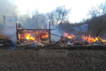 Gospodărie distrusă de flăcările pornite de la un vecin, care începuse curățenia de primăvară