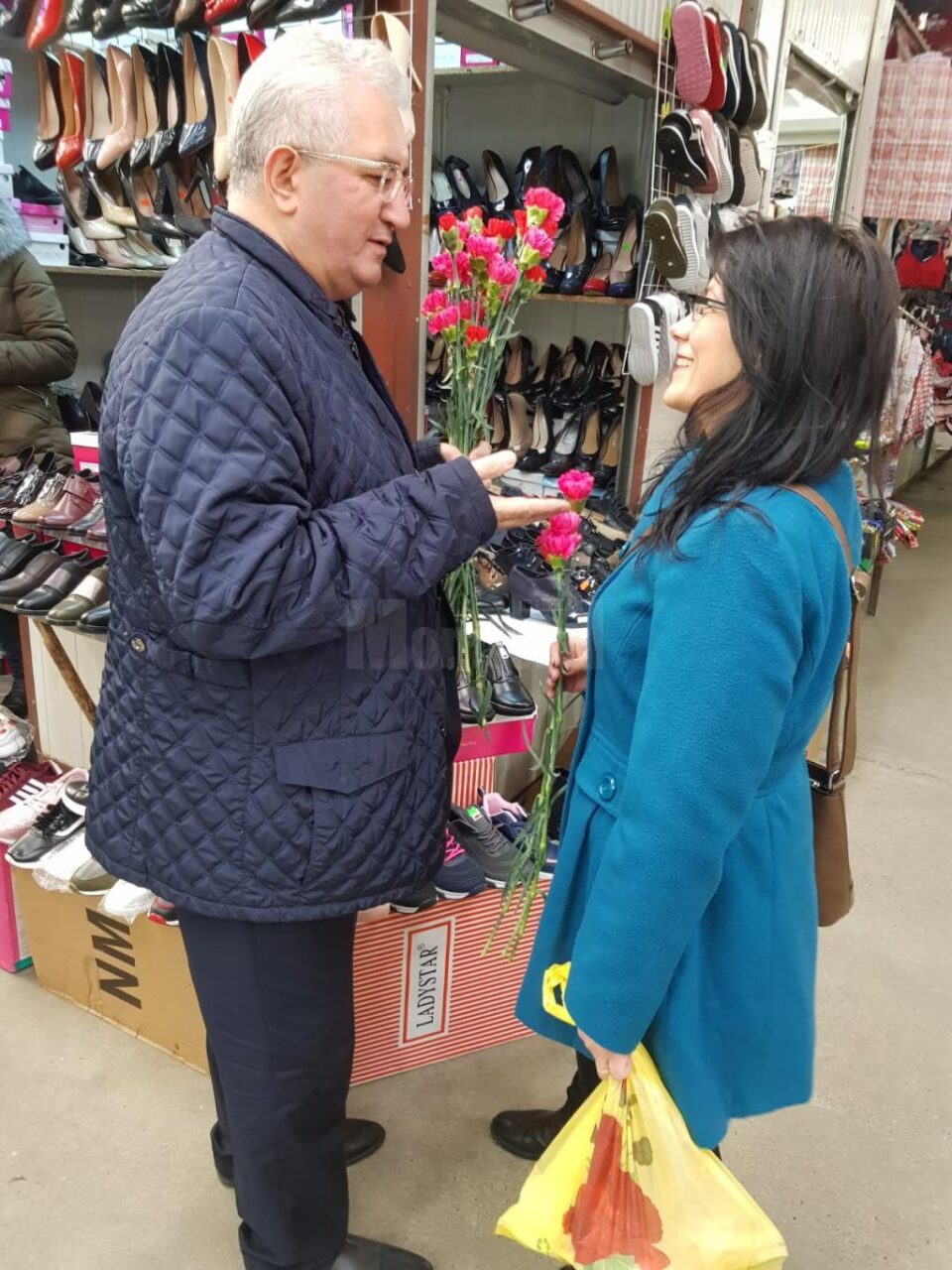 Mii de flori împărțite de primarul Sucevei doamnelor și domnișoarelor, de 8 Martie