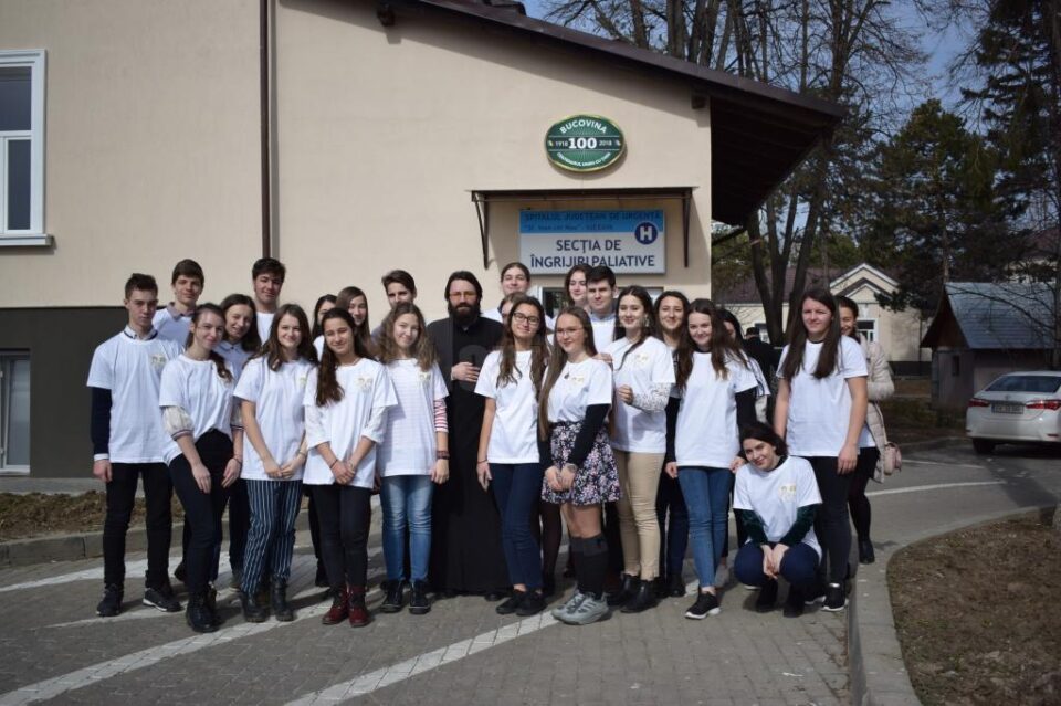 Campania „O floare, o rază de soare”, a Asociației Tinerilor Ortodocși Suceveni
