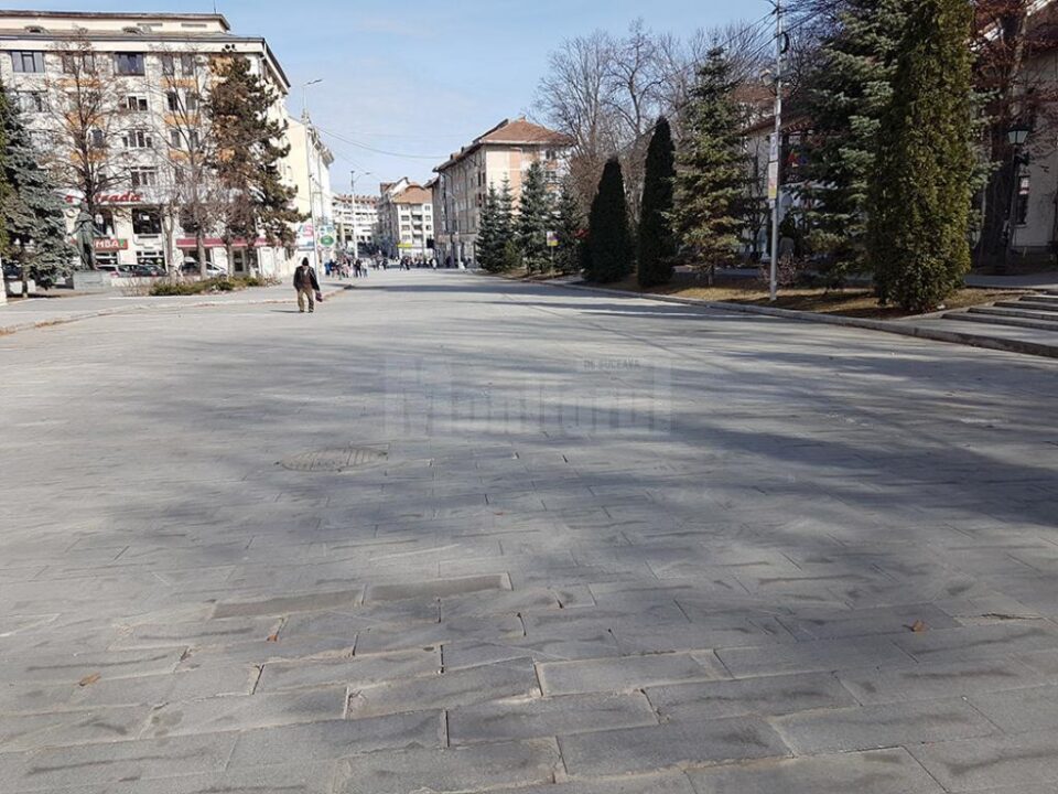 Accesul mașinilor, interzis pe zona pavată din fața Palatului Administrativ