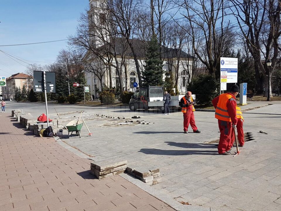 Lucrările de reașezare a pavelelor de granit dislocate de trecerea autoturismelor au început joi Lucrările de reașezare a pavelelor de granit dislocate de trecerea autoturismelor au început joi