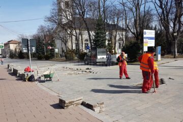 Lucrările de reașezare a pavelelor de granit dislocate de trecerea autoturismelor au început joi