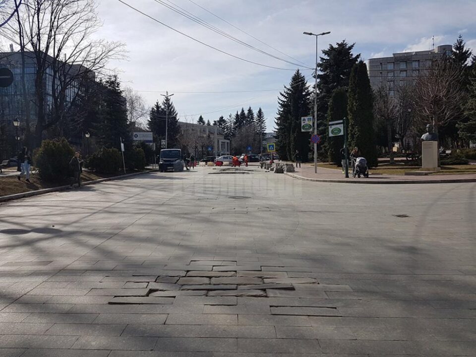 Accesul mașinilor, interzis pe zona pavată din fața Palatului Administrativ
