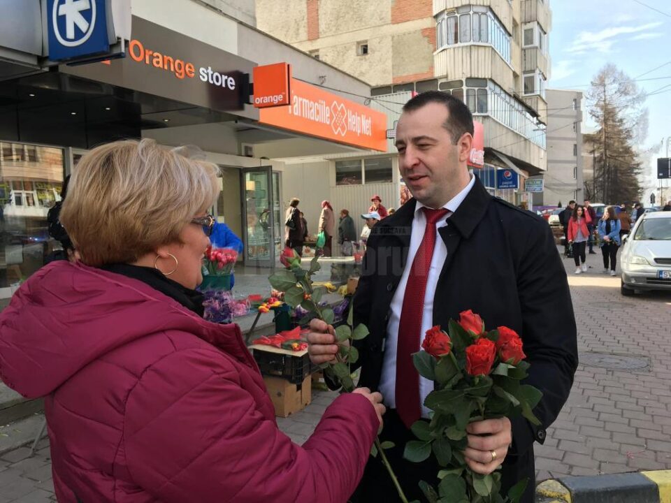 Viceprimarul Lucian Harșovschi a împărțit flori în zeci de locuri din Suceava
