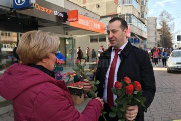 Viceprimarul Lucian Harșovschi a împărțit flori în zeci de locuri din Suceava