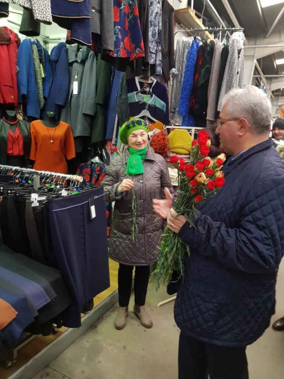 Mii de flori împărțite de primarul Sucevei doamnelor și domnișoarelor, de 8 Martie