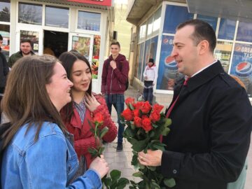 Viceprimarii Sucevei s-au întrecut în a oferi flori de 8 Martie