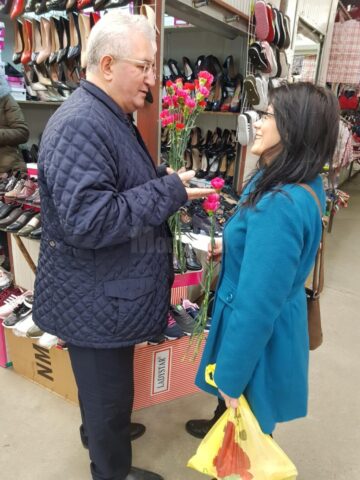 Mii de flori împărțite de primarul Sucevei doamnelor și domnișoarelor, de 8 Martie