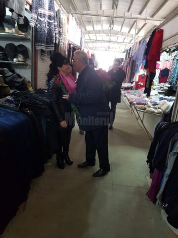 Mii de flori împărțite de primarul Sucevei doamnelor și domnișoarelor, de 8 Martie