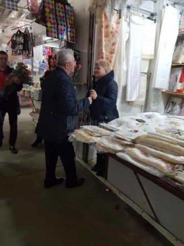 Mii de flori împărțite de primarul Sucevei doamnelor și domnișoarelor, de 8 Martie