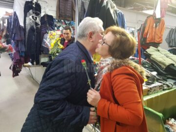 Mii de flori împărțite de primarul Sucevei doamnelor și domnișoarelor, de 8 Martie