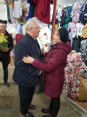 Mii de flori împărțite de primarul Sucevei doamnelor și domnișoarelor, de 8 Martie