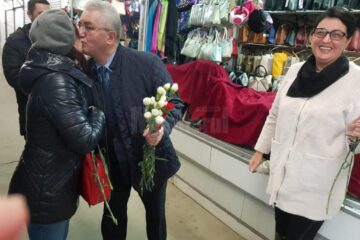 Mii de flori împărțite de primarul Sucevei doamnelor și domnișoarelor, de 8 Martie
