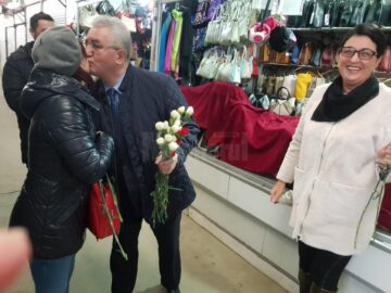 Mii de flori împărțite de primarul Sucevei doamnelor și domnișoarelor, de 8 Martie