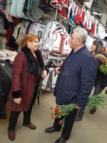 Mii de flori împărțite de primarul Sucevei doamnelor și domnișoarelor, de 8 Martie