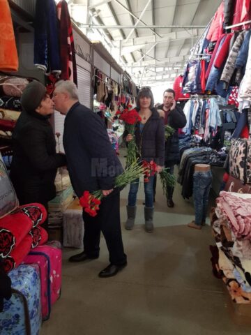 Mii de flori împărțite de primarul Sucevei doamnelor și domnișoarelor, de 8 Martie