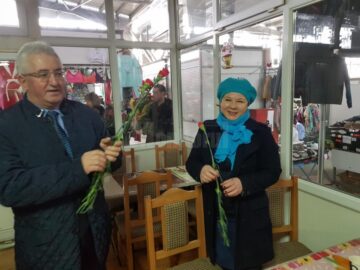 Mii de flori împărțite de primarul Sucevei doamnelor și domnișoarelor, de 8 Martie
