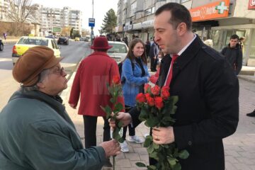 Viceprimarul Lucian Harșovschi a împărțit flori în zeci de locuri din Suceava, felicitând mii de doamne și domnișoare