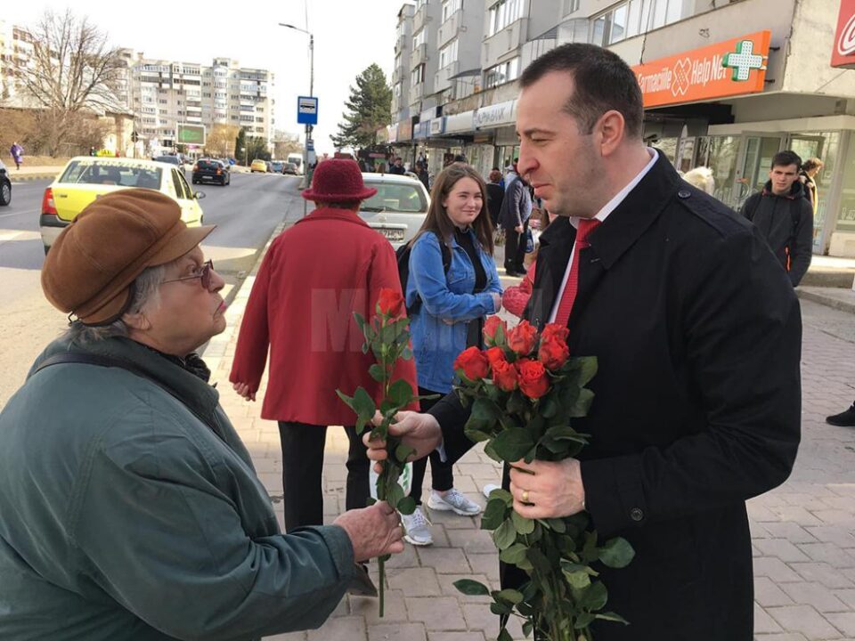 Viceprimarul Lucian Harșovschi a împărțit flori în zeci de locuri din Suceava, felicitând mii de doamne și domnișoare Viceprimarul Lucian Harșovschi a împărțit flori în zeci de locuri din Suceava, felicitând mii de doamne și domnișoare