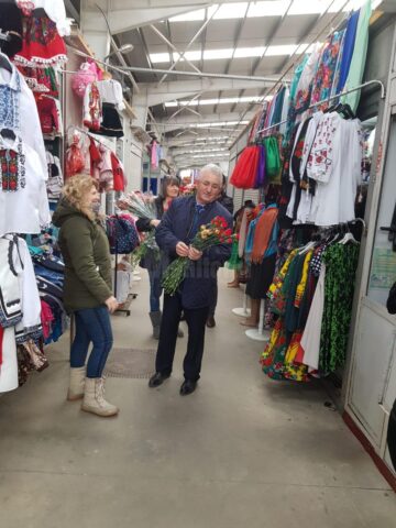 Mii de flori împărțite de primarul Sucevei doamnelor și domnișoarelor, de 8 Martie