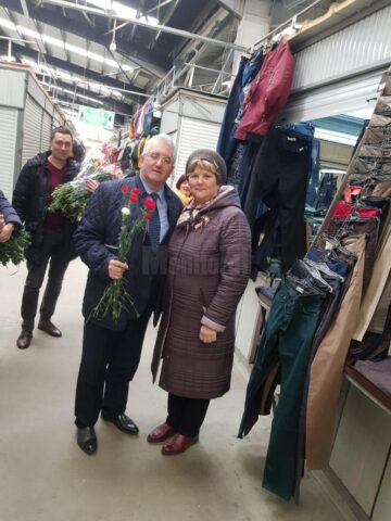 Mii de flori împărțite de primarul Sucevei doamnelor și domnișoarelor, de 8 Martie