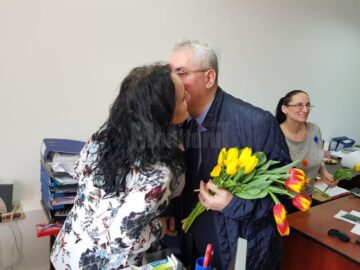 Mii de flori împărțite de primarul Sucevei doamnelor și domnișoarelor, de 8 Martie