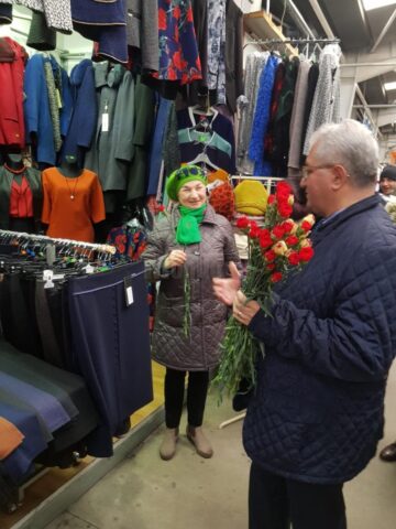 Mii de flori împărțite de primarul Sucevei doamnelor și domnișoarelor, de 8 Martie