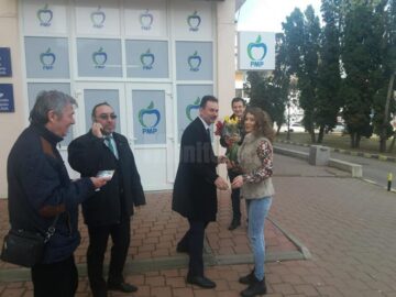 Viceprimarul Marian Andronache a oferit o mulțime de flori alături de membrii PMP