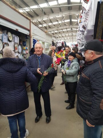 Mii de flori împărțite de primarul Sucevei doamnelor și domnișoarelor, de 8 Martie