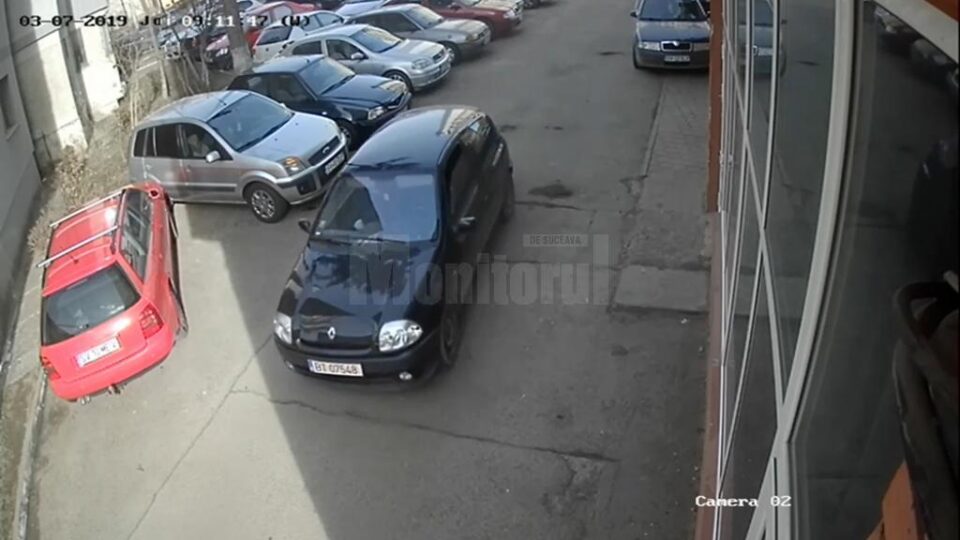 Mașina cu care au acționat hoții, un Renault Clio de culoare neagră, cu numere provizorii de BT, a fost găsita abandonată la marginea pădurii Zamca Mașina cu care au acționat hoții, un Renault Clio de culoare neagră, cu numere provizorii de BT, a fost găsita abandonată la marginea pădurii Zamca