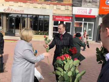 Viceprimarii Sucevei s-au întrecut în a oferi flori de 8 Martie