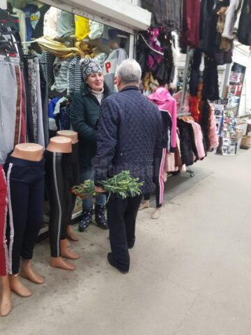 Mii de flori împărțite de primarul Sucevei doamnelor și domnișoarelor, de 8 Martie