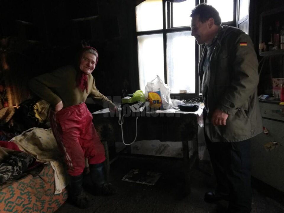 Polițiștii le-au dus lumină, la propriu, unor bătrâne care nu au avut niciodată curent electric