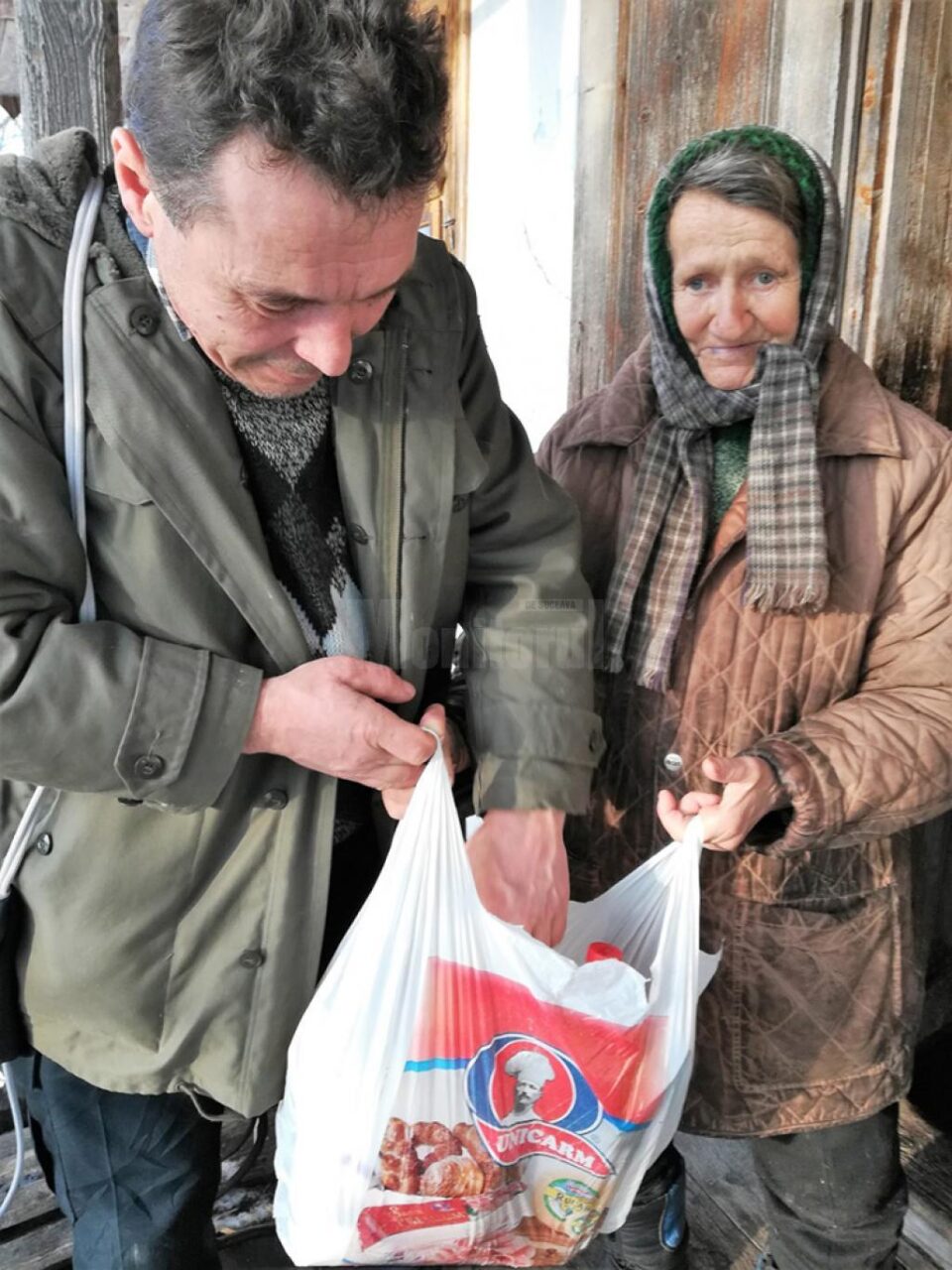 Polițiștii le-au dus lumină, la propriu, unor bătrâne care nu au avut niciodată curent electric