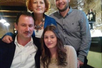 Marian Andronache și soția sa, Cătălina, împreuna cu copiii lor