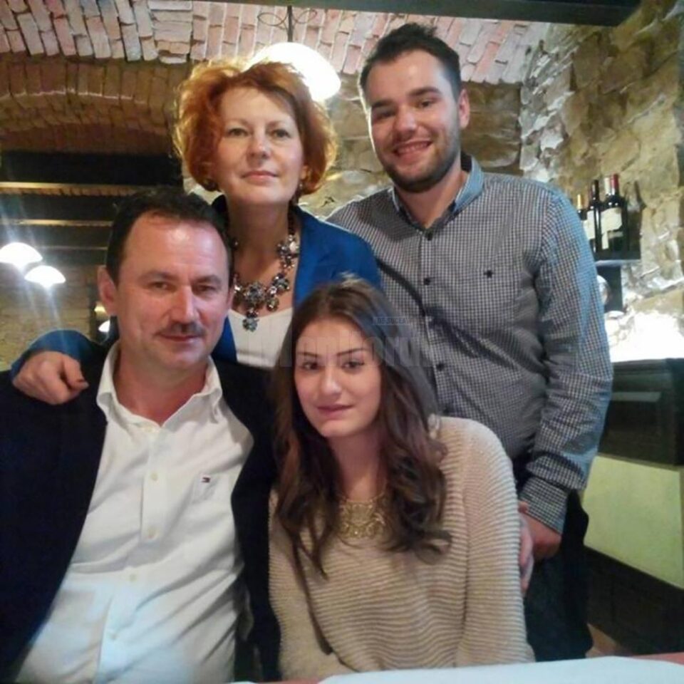 Marian Andronache și soția sa, Cătălina, împreuna cu copiii lor Marian Andronache și soția sa, Cătălina, împreuna cu copiii lor