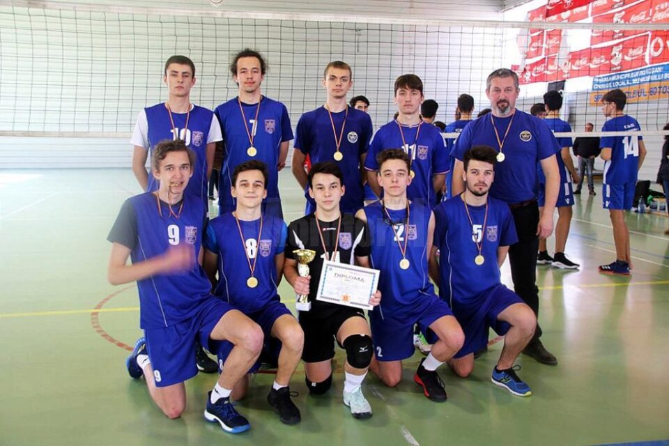 Echipa de volei a Colegiului Național Ștefan cel Mare Suceava, profesor Adrian Cojocaru