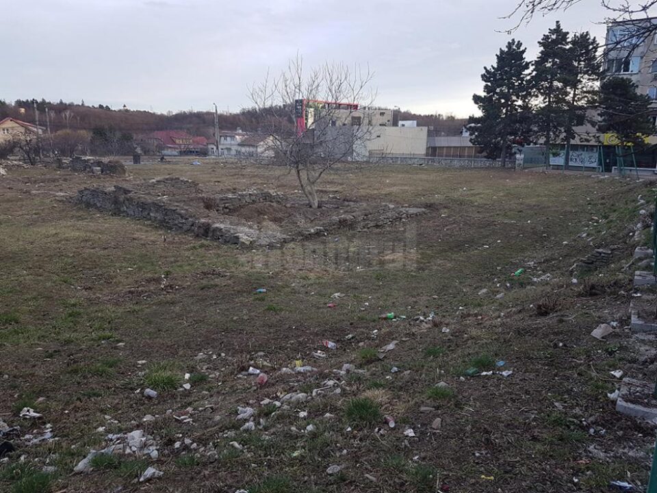 Căni de cafea din carton sau plastic, ambalaje de mâncare, sticle de plastic, aruncate cu nesimțire într-un sit arheologic cu importanță istorică deosebită