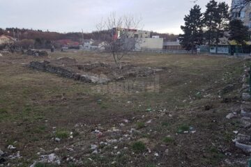 Căni de cafea din carton sau plastic, ambalaje de mâncare, sticle de plastic, aruncate cu nesimțire într-un sit arheologic cu importanță istorică deosebită