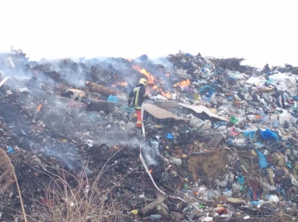 Incendiu la platforma de deșeuri a municipiului Rădăuți