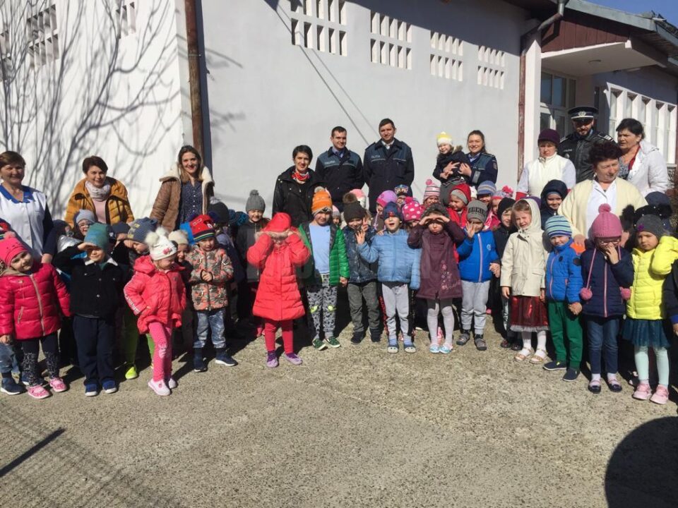 Educație rutieră cu copiii, la Grădinița Colegiului Național ”Mihai Eminescu” Educație rutieră cu copiii, la Grădinița Colegiului Național ”Mihai Eminescu”
