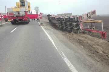 Trafic blocat la Grănicești, după ce un tir s-a răsturnat