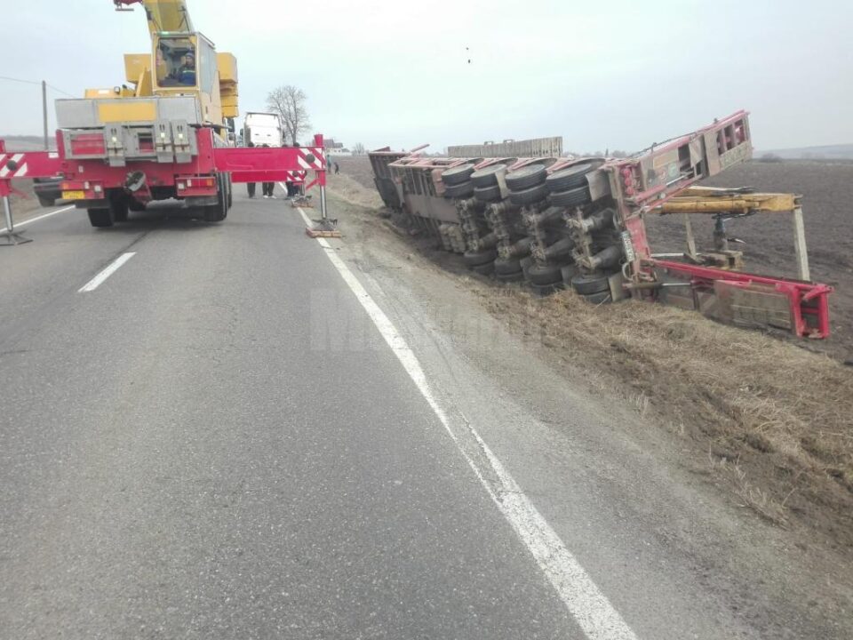 Trafic blocat la Grănicești, după ce un tir s-a răsturnat Trafic blocat la Grănicești, după ce un tir s-a răsturnat