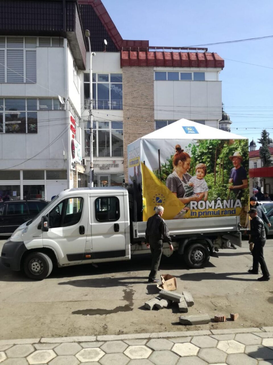 Mihalescul: "Autoritățile locale din municipiul Rădăuți au acționat din nou abuziv, confiscând cortul în care cetățenii semnau pentru susținerea candidaților PNL pentru alegerile pentru Parlamentul European"