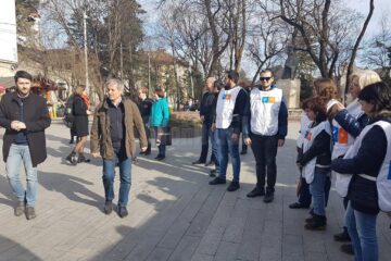 Dacian Cioloș și echipa sa, la întâlnirea cu membrii comunității locale